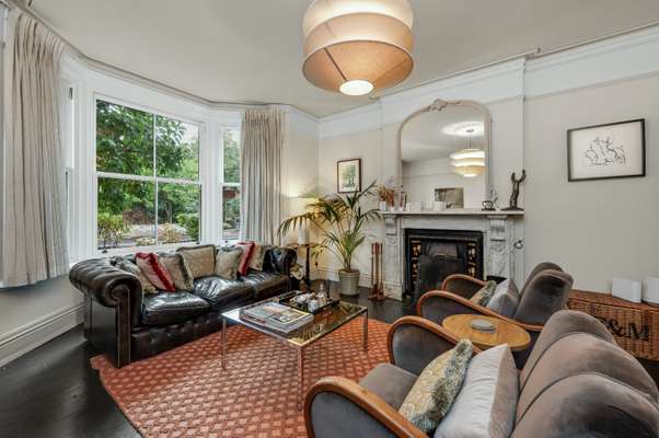 House Kent Road in Elmbridge