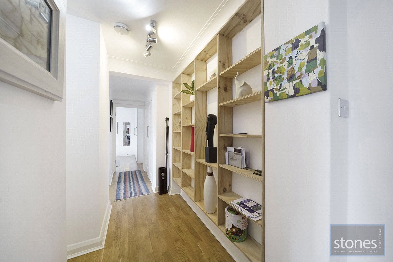 Flat Ashford Road in Greater London