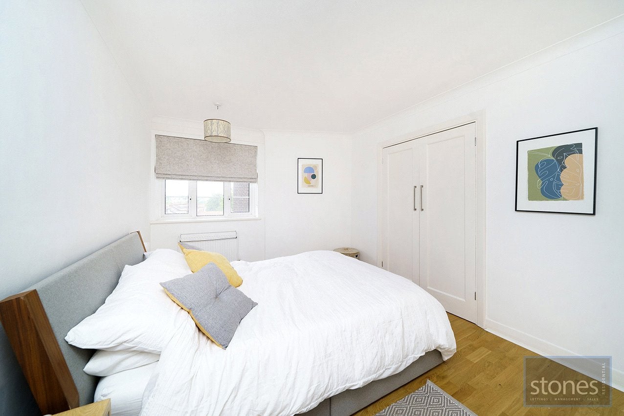 Flat Ashford Road in Greater London