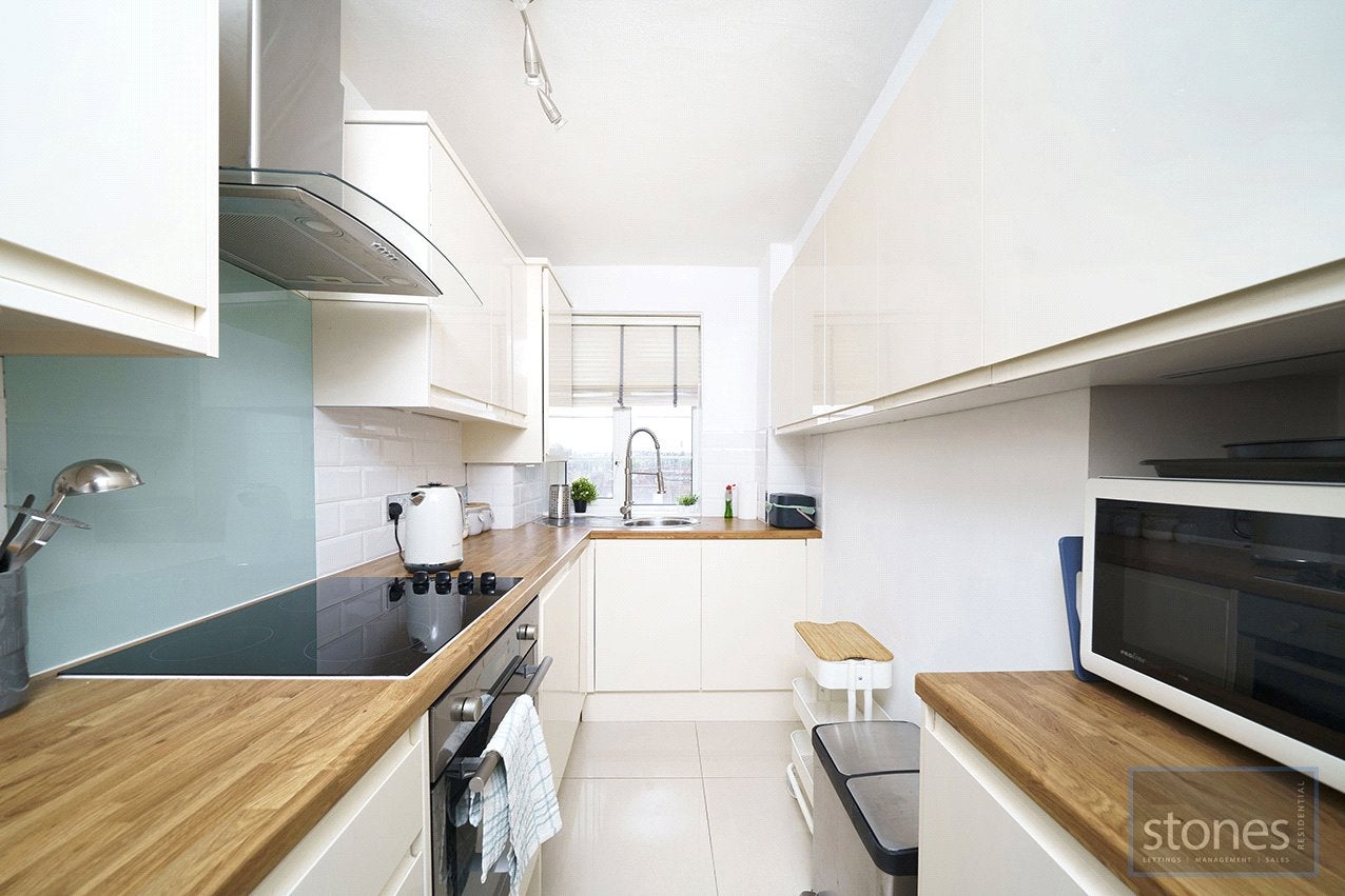 Flat Ashford Road in Greater London