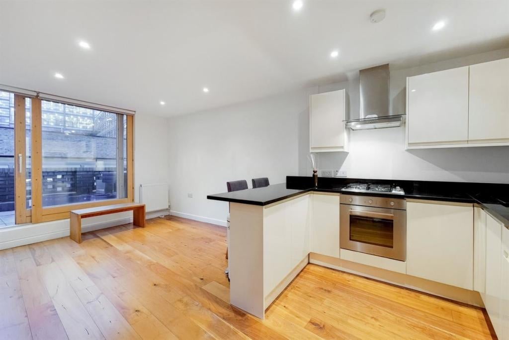 Flat Peerless Street in Greater London