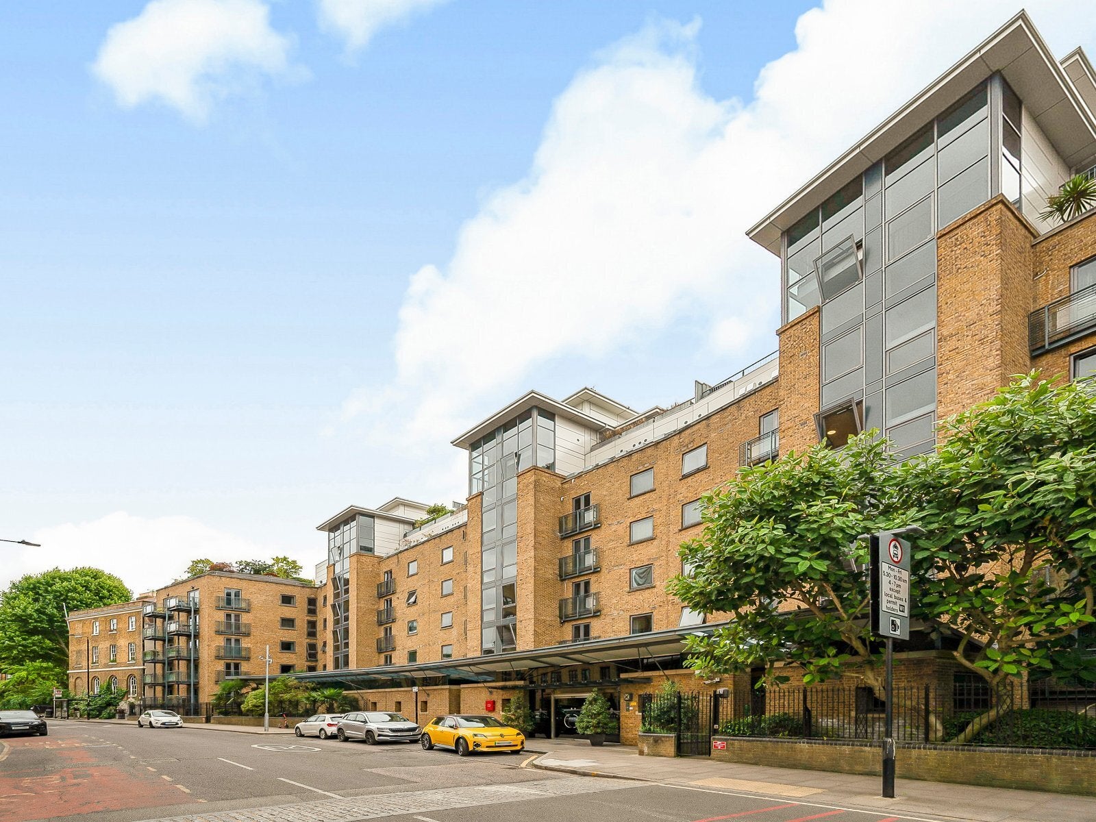 Flat Wapping High Street in Greater London