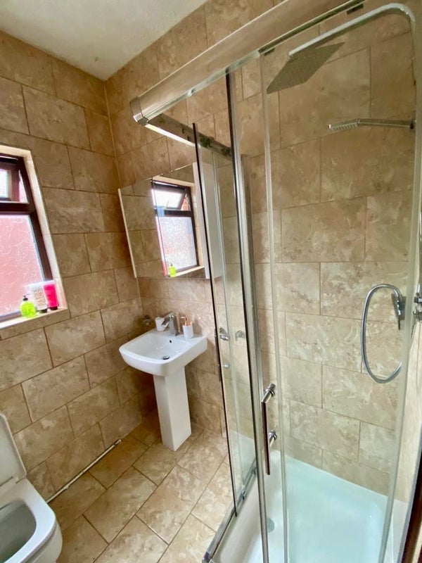 Room Thorn Grove in Manchester