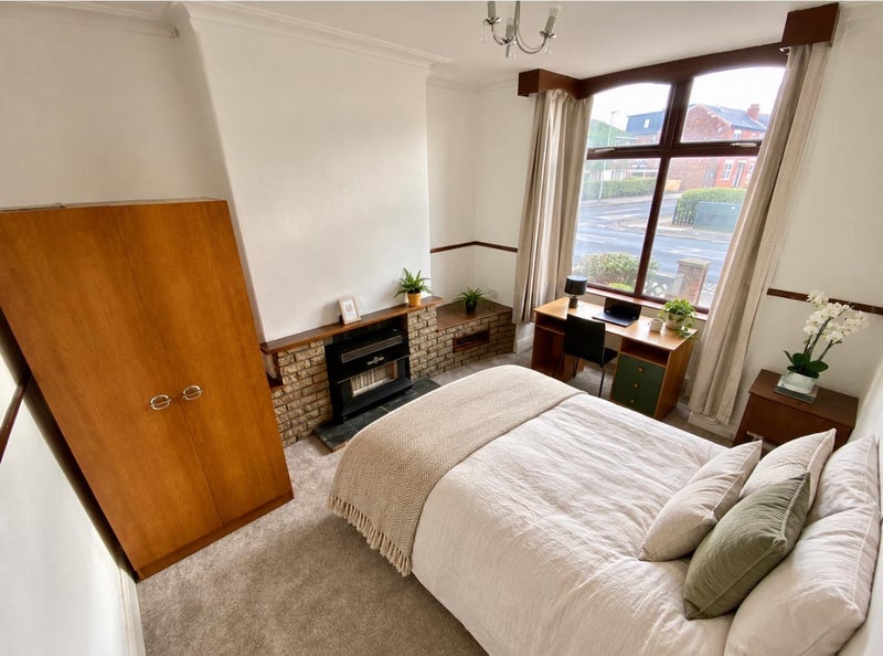 Room Thorn Grove in Manchester