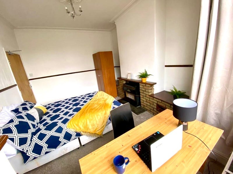 Room Thorn Grove in Manchester