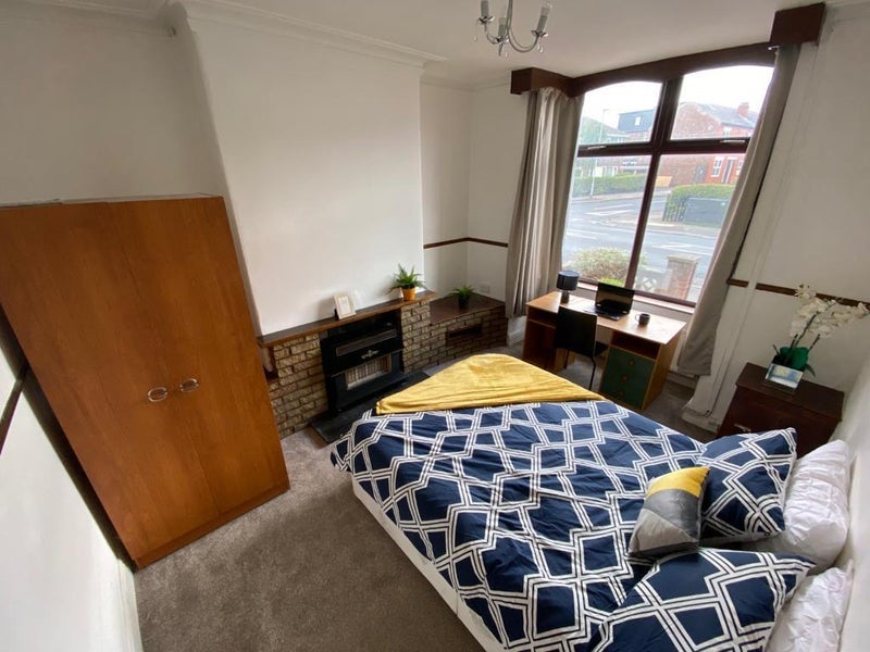Room Thorn Grove in Manchester