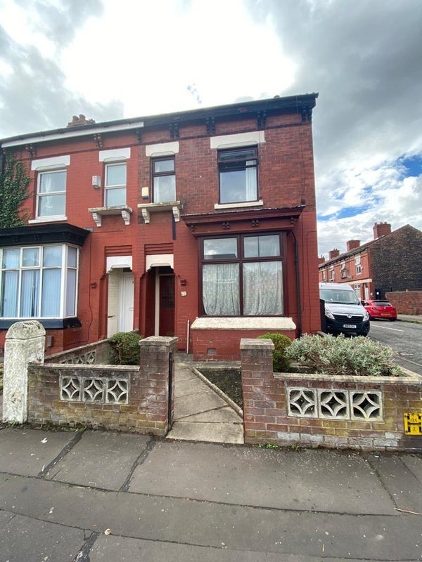 Room Thorn Grove in Manchester