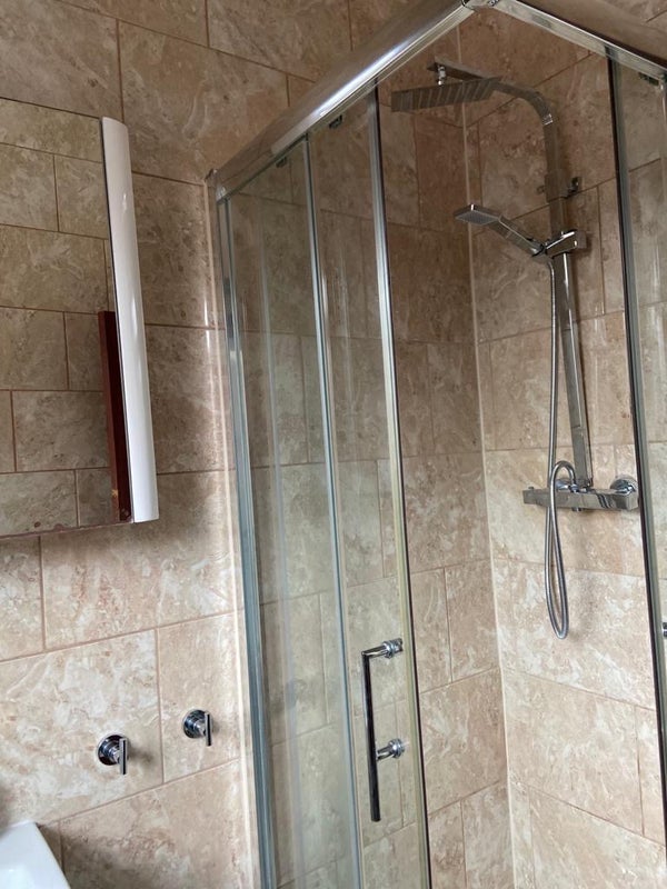 Room Thorn Grove in Manchester