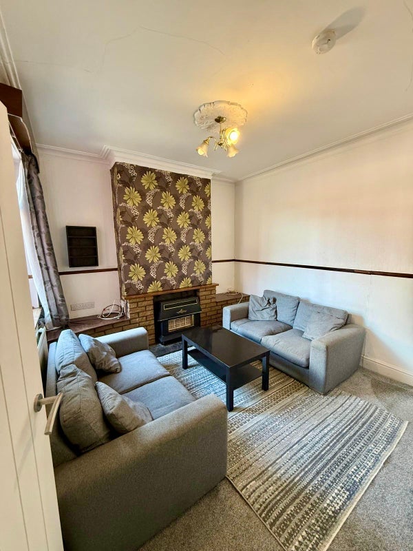 Room Thorn Grove in Manchester