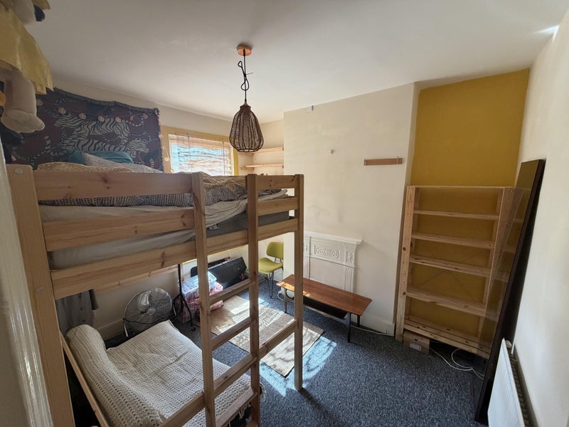 Room Finden Road in Greater London