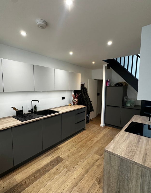 Room Wick Road in Greater London