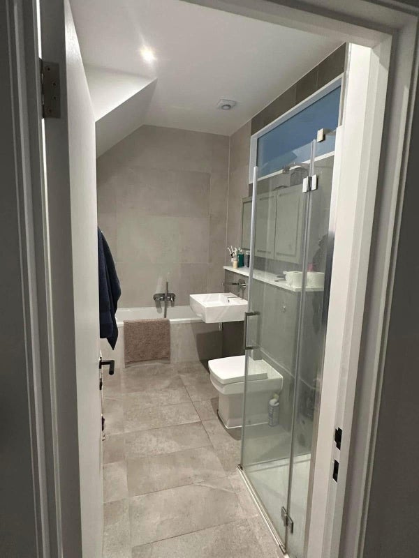 Room Wick Road in Greater London