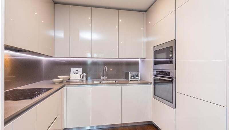 Flat Ponton Road in Greater London