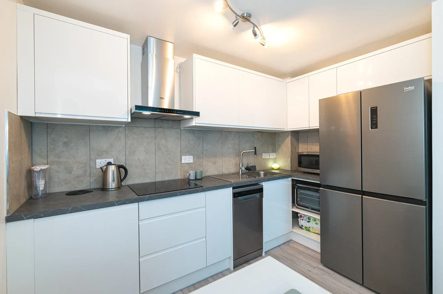 Flat Mercury Gardens in Greater London