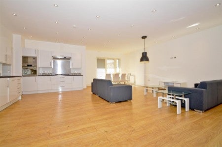 Flat Heneage Street in Greater London