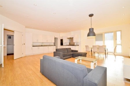 Flat Heneage Street in Greater London