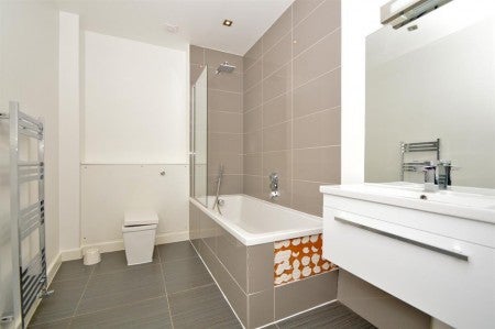 Flat Heneage Street in Greater London