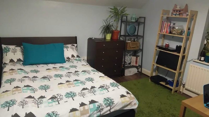 Room Walm Lane in Greater London