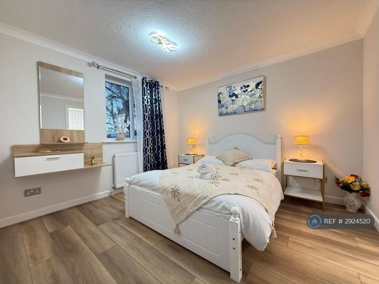 Flat Weydon Lane in Waverley