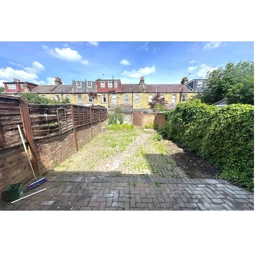 Flat Mayfield Avenue in Greater London