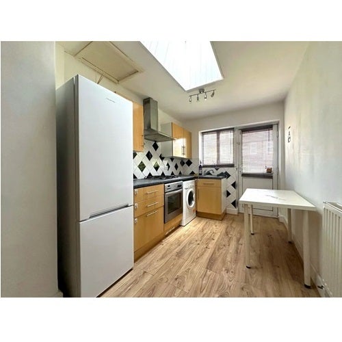 Flat Mayfield Avenue in Greater London