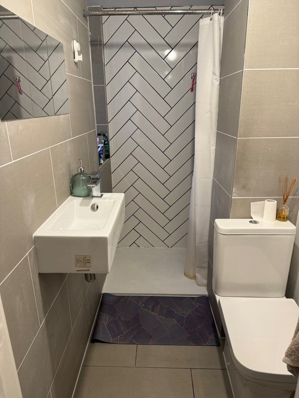 Room Eridge Close in Crawley