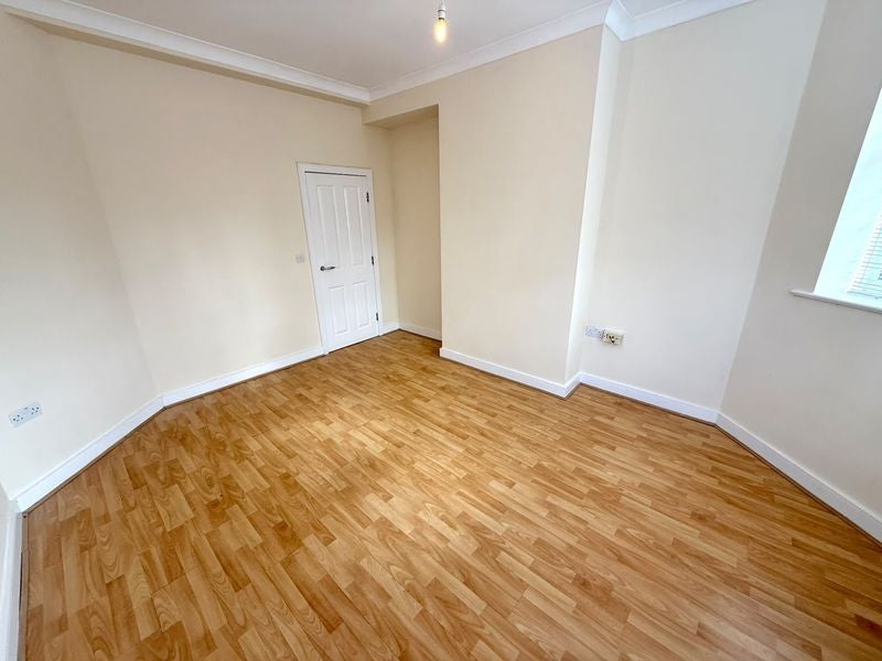 Flat Cambridge Road in Ellesmere Port