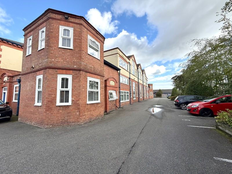 Flat Cambridge Road in Ellesmere Port
