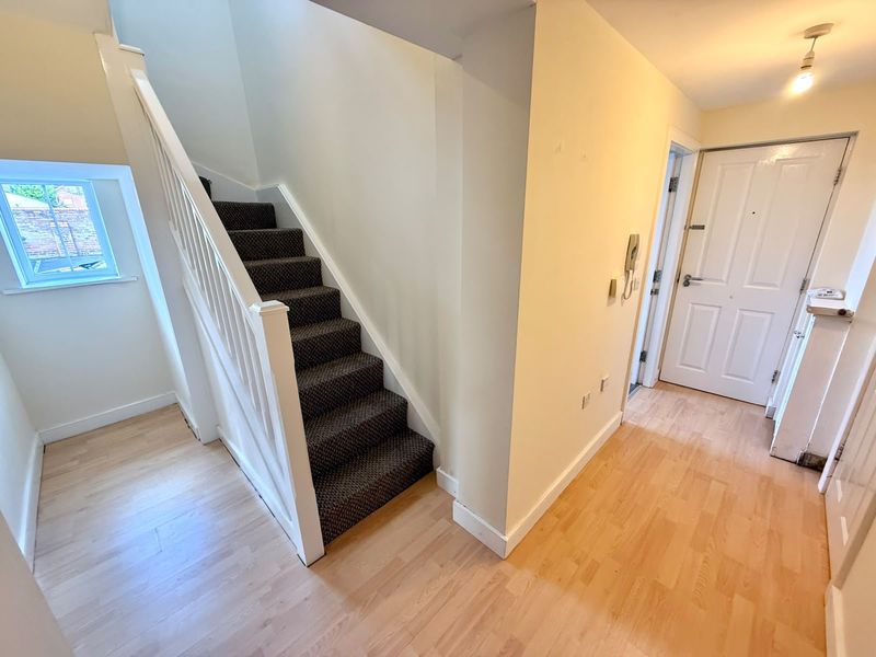 Flat Cambridge Road in Ellesmere Port