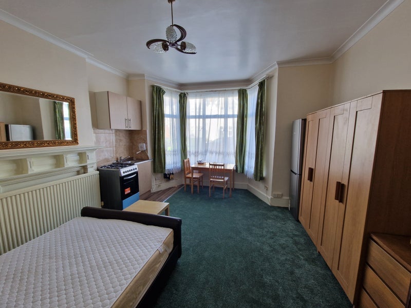 Room Aldbourne Road in Greater London