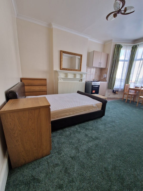 Room Aldbourne Road in Greater London