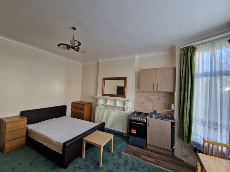 Room Aldbourne Road in Greater London