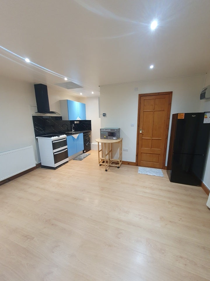 Room Dale Avenue in Greater London