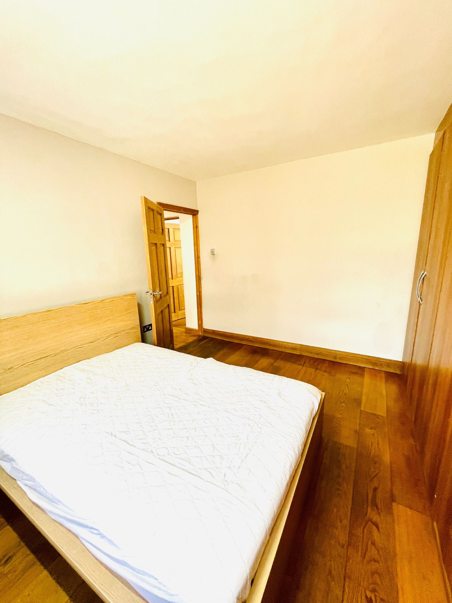 Flat Suffolk Court in Greater London