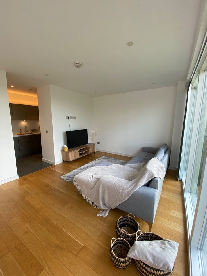 Flat Fairfield Avenue in Borough of Spelthorne