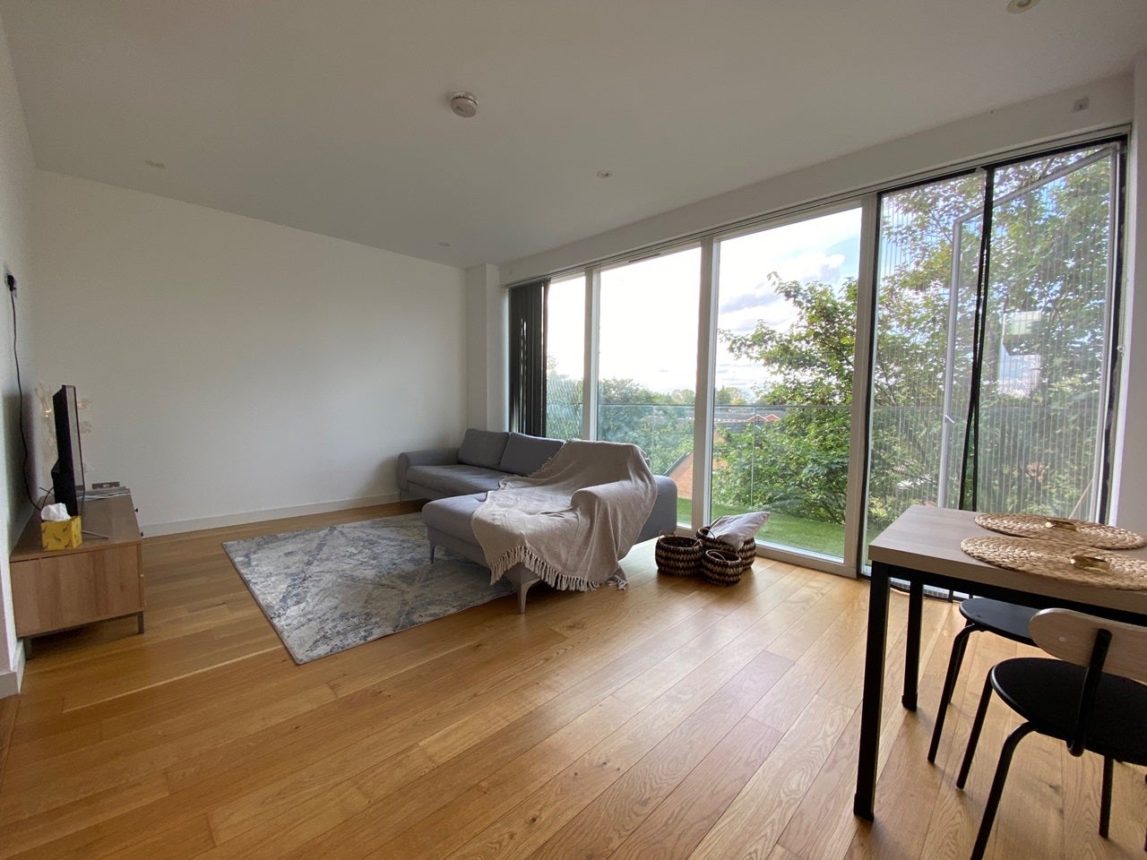 Flat Fairfield Avenue in Borough of Spelthorne