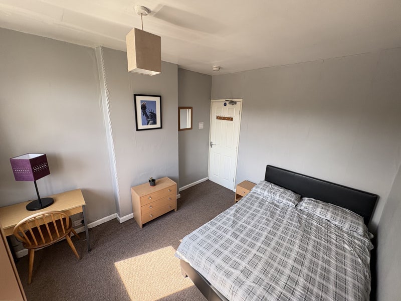 Room Waterton Road in Wakefield