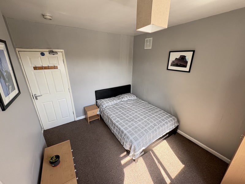 Room Waterton Road in Wakefield