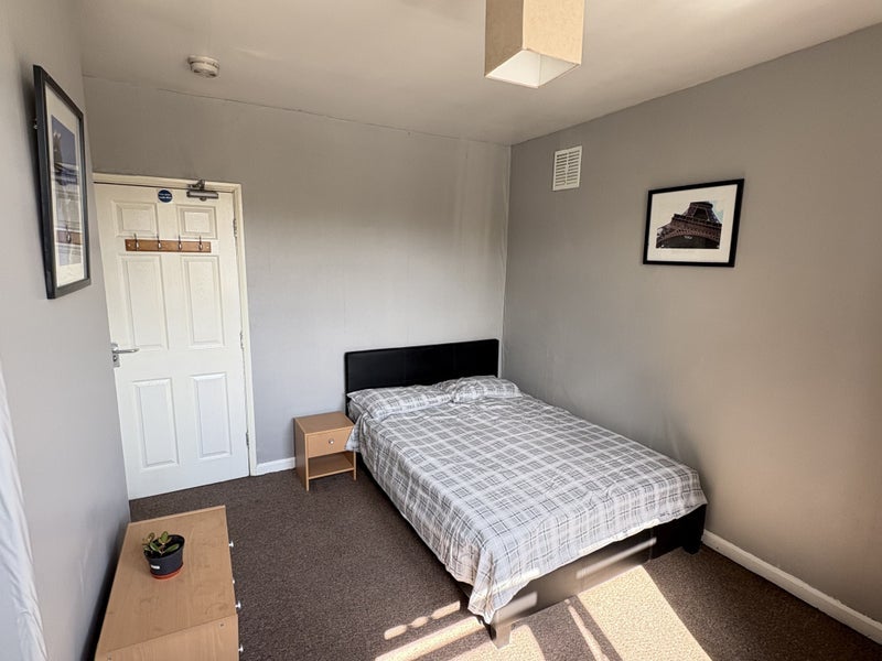 Room Waterton Road in Wakefield