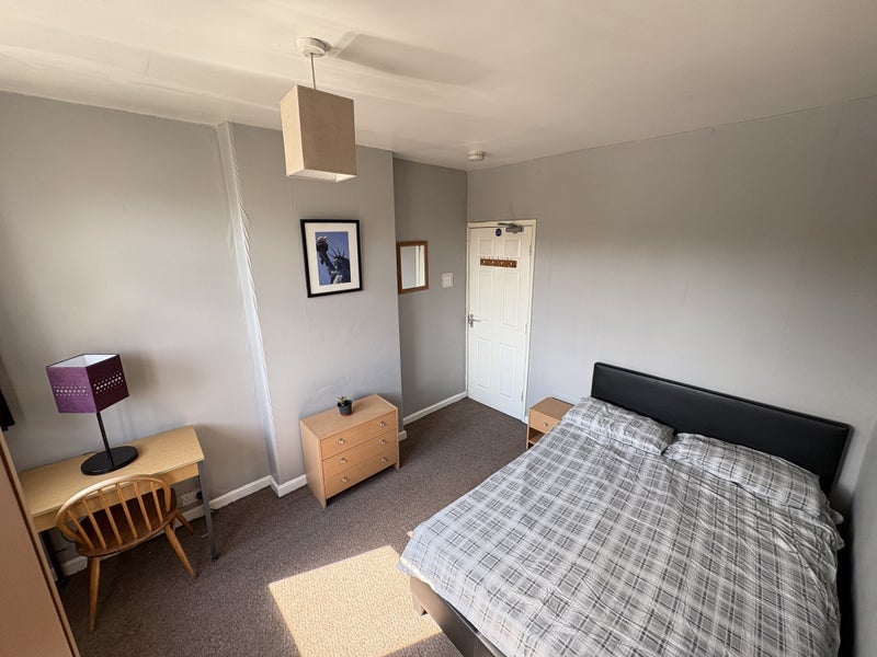 Room Waterton Road in Wakefield