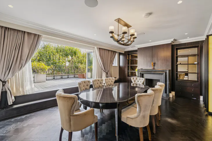 Flat Egerton Gardens in Greater London