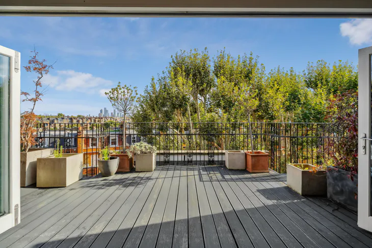 Flat Egerton Gardens in Greater London