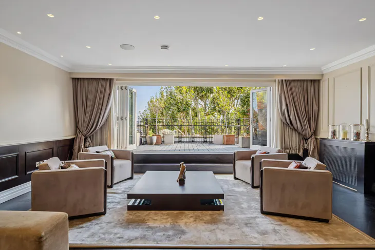 Flat Egerton Gardens in Greater London