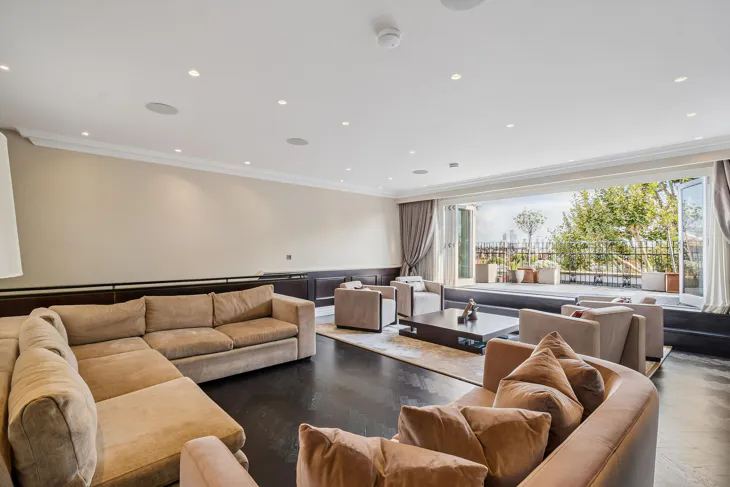 Flat Egerton Gardens in Greater London