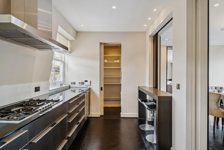 Flat Egerton Gardens in Greater London