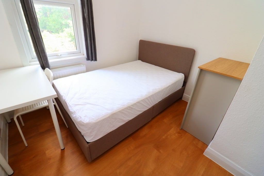 Room Globe Road in Greater London