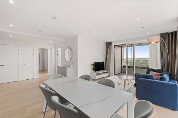 Flat Deacon Street in Greater London