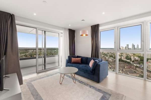Flat Deacon Street in Greater London