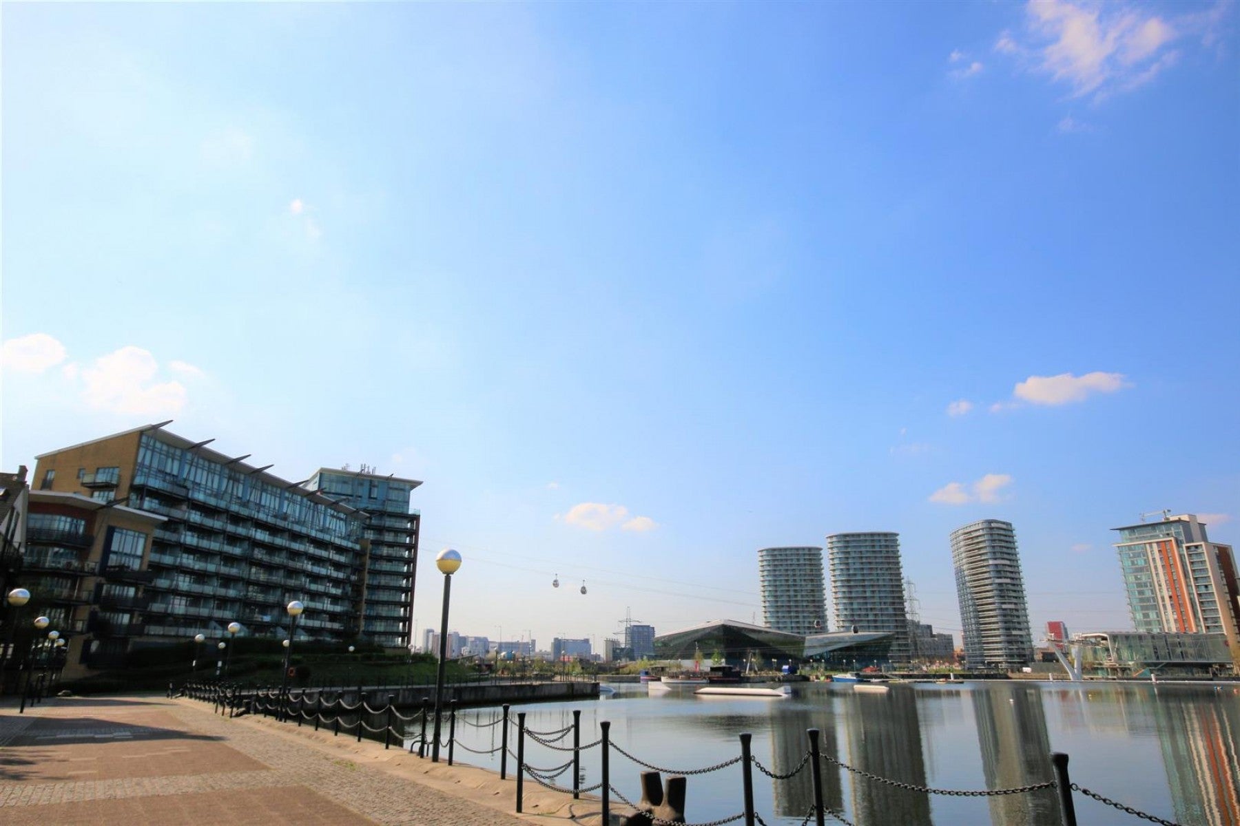 Flat Silvertown Way in Greater London