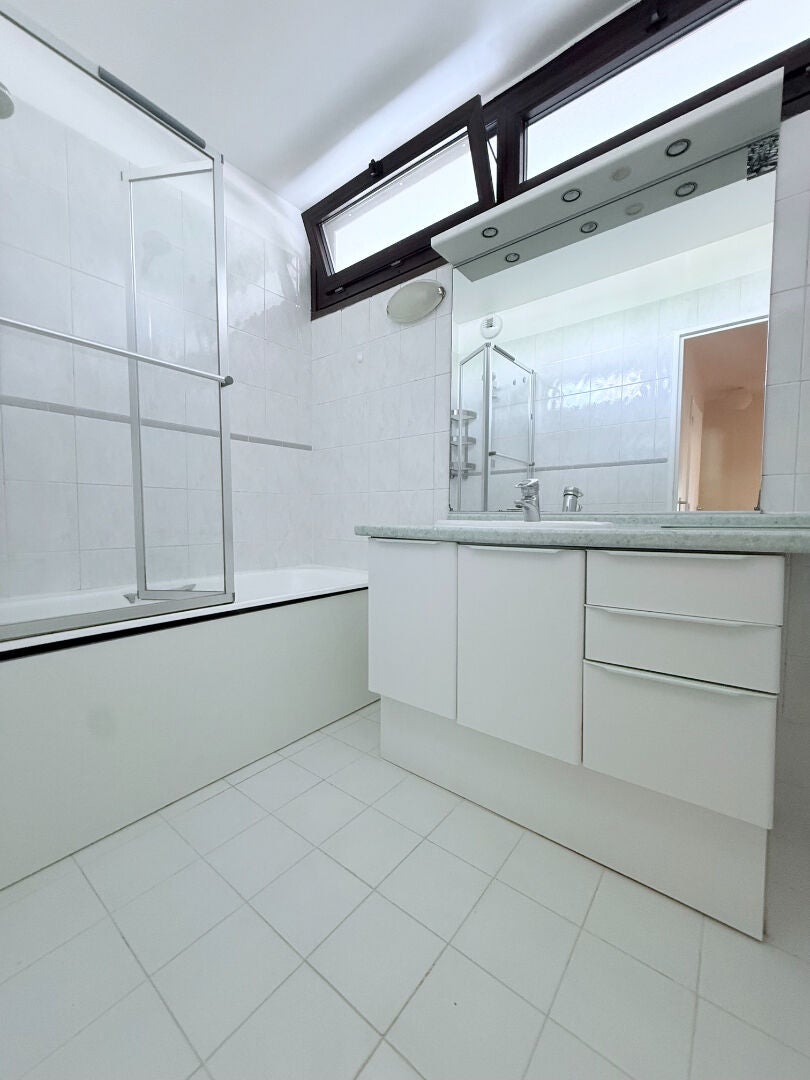 Appartement Allée Jacqueline Auriol à Saint-Cyr-l'École